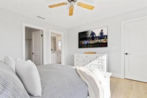 Contemporary Luxury Apartment Steps from Beach