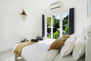 BIG TROPICAL VILLA,POOL, BILLARD, TOP LOCATION