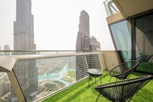Downtown 3BR Luxe, Burj & Fountain View Bliss Near Dubai Mall