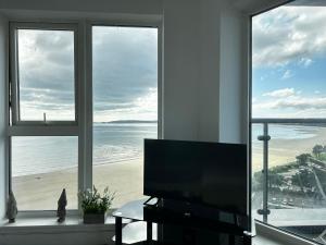 Stunning Ocean & City View APT