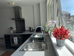 Water Front APT Walk to the Beach & City Centre