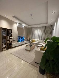 Three Bedroom furnished apartment in north Riyadh - شقه 3 غرف مميزه ومتكامله في شمال الرياض مع مرافق فريده