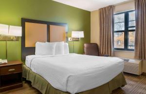 Queen studio with 1 Queen Bed - Disability Access/Non-Smoking room in Extended Stay America Suites - Detroit - Metropolitan Airport