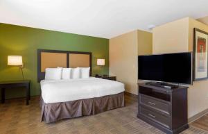 Deluxe Studio with One King Bed - Disability Access - Non-Smoking room in Extended Stay America Suites - Phoenix - Airport - E Oak St