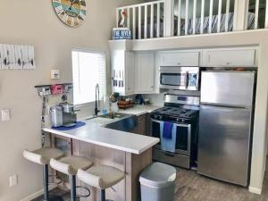Dock Holiday! Waterfront cottage with boat ramp!