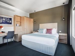 Saint Kilda Beach Hotel