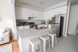 BRAND NEW home minutes from Niagara Falls.