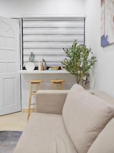 Fully Furnished 1BR with Kitchen - 20 secs walk to the Beach - Newly Renovated