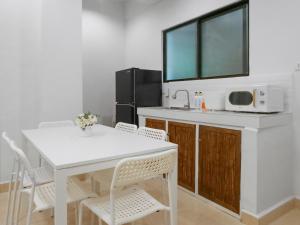 Fully Furnished 1BR with Kitchen - 20 secs walk to the Beach - Newly Renovated