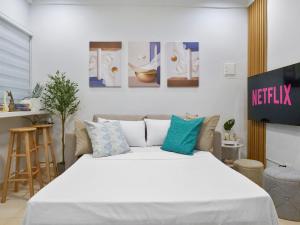 Fully Furnished 1BR with Kitchen - 20 secs walk to the Beach - Newly Renovated