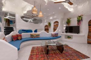 Villa Stonera by StayVista - Indoor pool, Mountain view, Outdoor firepit & A sprawling lawn for your perfect retreat