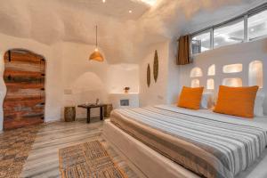 Villa Stonera by StayVista - Indoor pool, Mountain view, Outdoor firepit & A sprawling lawn for your perfect retreat