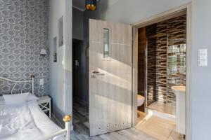 Functional and Comfortable Very Berry Studios in Poznań by Noclegi Renters