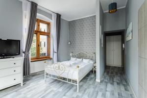 Functional and Comfortable Very Berry Studios in Poznań by Noclegi Renters