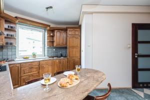 ROOM Powstańców Śląskich 61