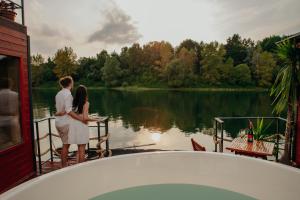 AQUACHILL houseboat & wellness