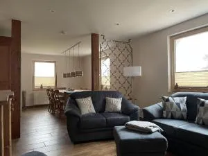 NEU! Haus am Heldrastein - 埃施韦格