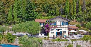 Neu- Villa Ventinove zauberhaft renovierte Landhausvilla mit traumhaftem 180-Seeblick und Park
