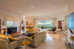 Villa Viola by Gabi Miguel