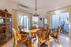 Villa Viola by Gabi Miguel