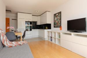 Sunny City Centre Apartment by Renters