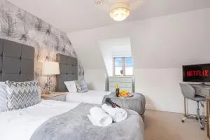 Loughton House - Central Location - Free Parking, Private Garden, Super-Fast Wifi and Smart TVs by Yoko Property - Loughton