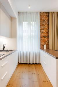 Two Bedroom Very Berry Apartment in Poznań with Desk by Noclegi Renters