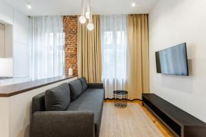 Two Bedroom Very Berry Apartment in Poznań with Desk by Noclegi Renters