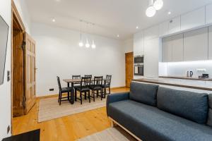 Two Bedroom Very Berry Apartment in Poznań with Desk by Noclegi Renters