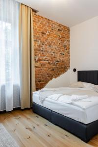 Two Bedroom Very Berry Apartment in Poznań with Desk by Noclegi Renters