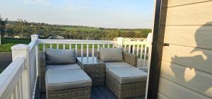 Hot Tub Lodge Cornwall - Meadow Lakes Holiday Park