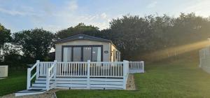 Hot Tub Lodge Cornwall - Meadow Lakes Holiday Park
