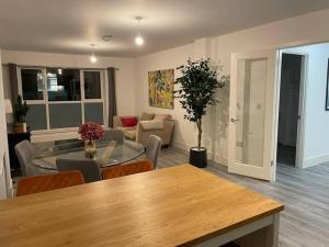 Stunning and Spacious 2bed flat in central Woking