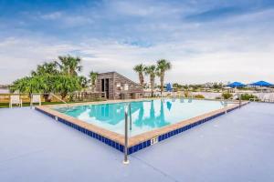 Walk to Florabama from Renovated Ground Floor 2Bd-2Ba with Pickleball, Boat Slips
