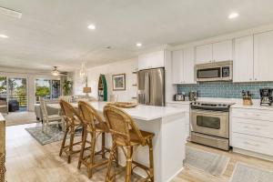 Walk to Florabama from Renovated Ground Floor 2Bd-2Ba with Pickleball, Boat Slips