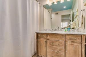 Walk to Florabama from Renovated Ground Floor 2Bd-2Ba with Pickleball, Boat Slips