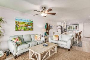 Walk to Florabama from Renovated Ground Floor 2Bd-2Ba with Pickleball, Boat Slips