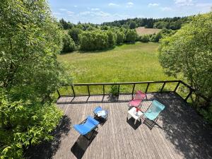 Szarejkowe Wzgórza całoroczny domek z balią na tarasie