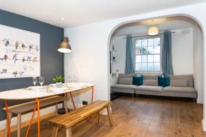 Cheltenham-Cosy 2 Bedroom House-WiFi-Garden-Pets