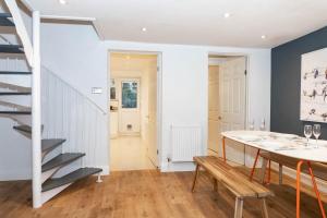 Cheltenham-Cosy 2 Bedroom House-WiFi-Garden-Pets