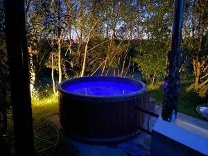 Szarejkowe Wzgórza całoroczny domek z balią na tarasie - Golubki