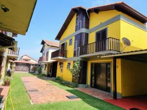 Casa inteira no Peró, a poucos passos da praia - Peró