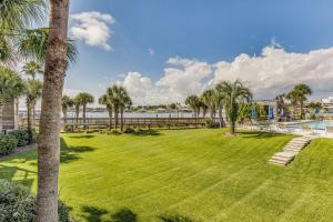 Walk to Florabama from Renovated Ground Floor 2Bd-2Ba with Pickleball, Boat Slips