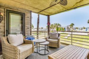 Walk to Florabama from Renovated Ground Floor 2Bd-2Ba with Pickleball, Boat Slips