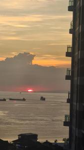 Cozy Penthouse 2BR Suite w Balcony - Amazing Manila Bay View and City Skyline near MOA