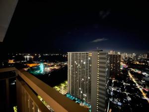 Cozy Penthouse 2BR Suite w Balcony - Amazing Manila Bay View and City Skyline near MOA