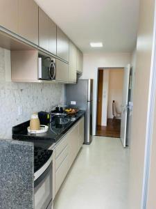 Apê Família Praia do Forte com 2 Quartos e Sacada