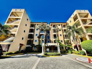 Apartamento de Lujo en Playa Jacó, Frente al Mar, Wifi, AC, Parqueo Privado y Piscinas