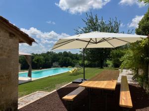 Maisons de vacances Chateau de caractere avec piscine au coeur du Perigord vert : photos des chambres