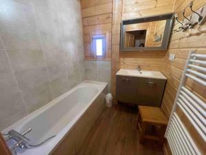 Chalets La joue du loup Bord des pistes - Chalet en bois de charme pour 10 personnes : photos des chambres